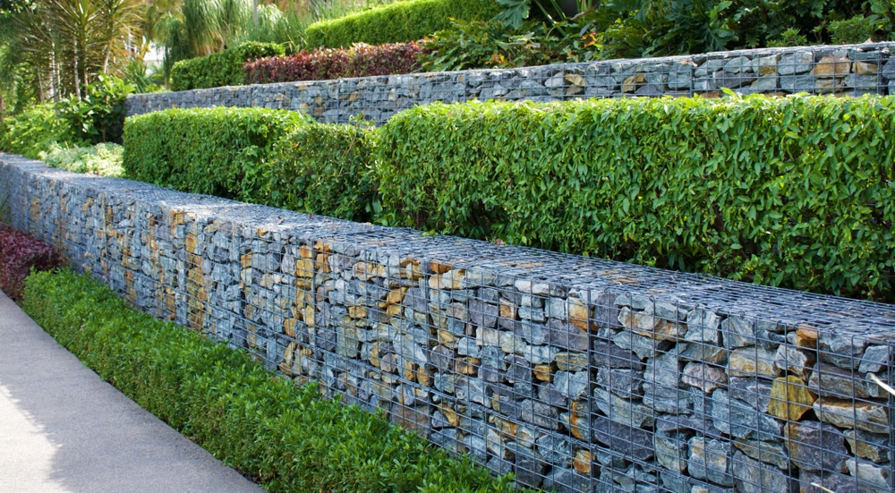 Retaining wall with gabions